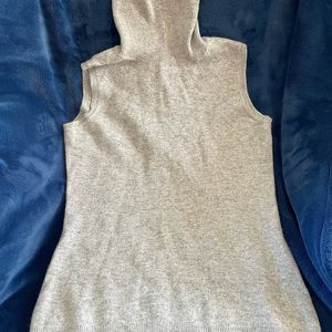 In cashmere sleeveless turtleneck